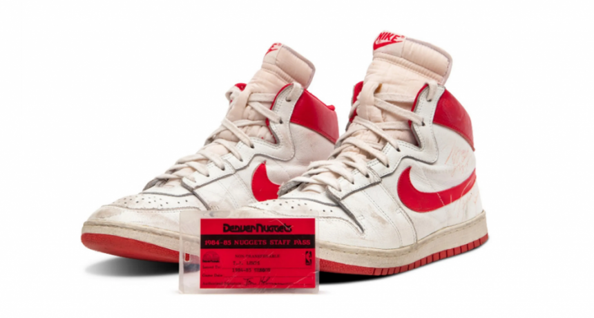 Millonaria subasta de un par de zapatillas de Michael Jordan