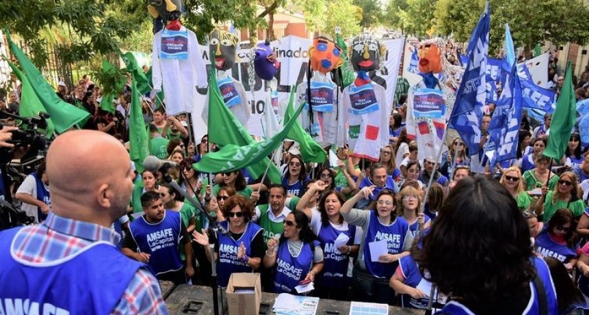 El Gobierno recibir&aacute; este lunes a los docentes tras los descuentos