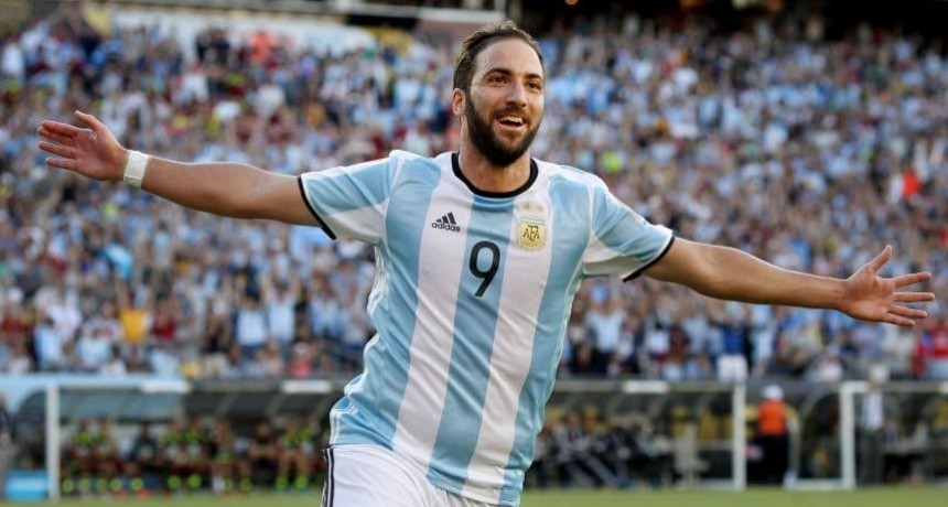 Gonzalo Higua&iacute;n anunci&oacute; su retiro del f&uacute;tbol profesional