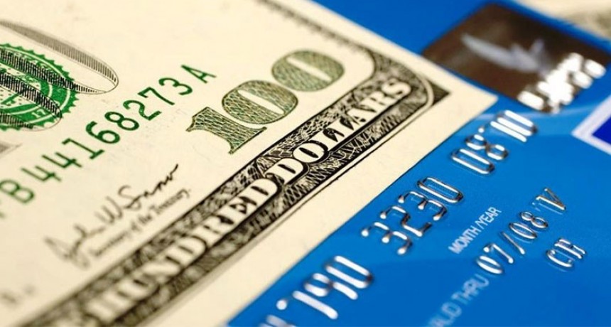 D&oacute;lar turista: gastos que superen los US$300 por mes pagar&aacute;n un 25% m&aacute;s