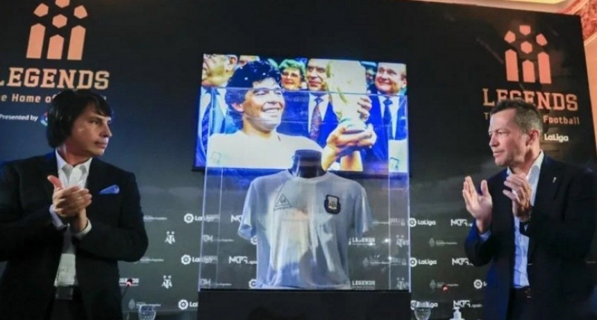 Ya est&aacute; en Argentina la camiseta de Diego Maradona del 86