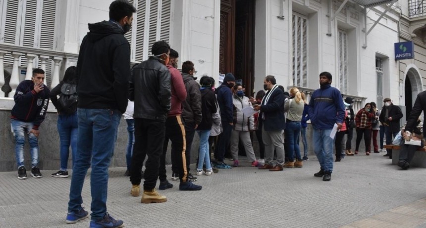 ANSES Dos cuadras de cola para poder inscribirse al Refuerzo Alimentario para adultos sin ingresos