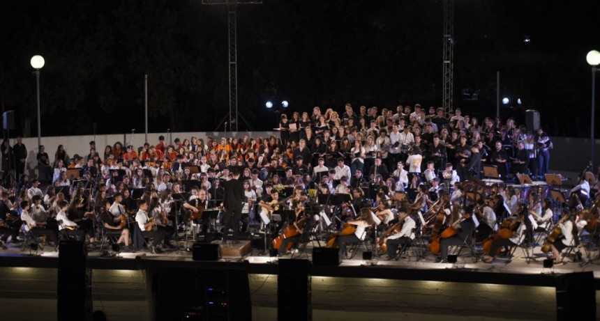 Casi 2000 personas disfrutaron del concierto de 360 artistas en el Anfiteatro