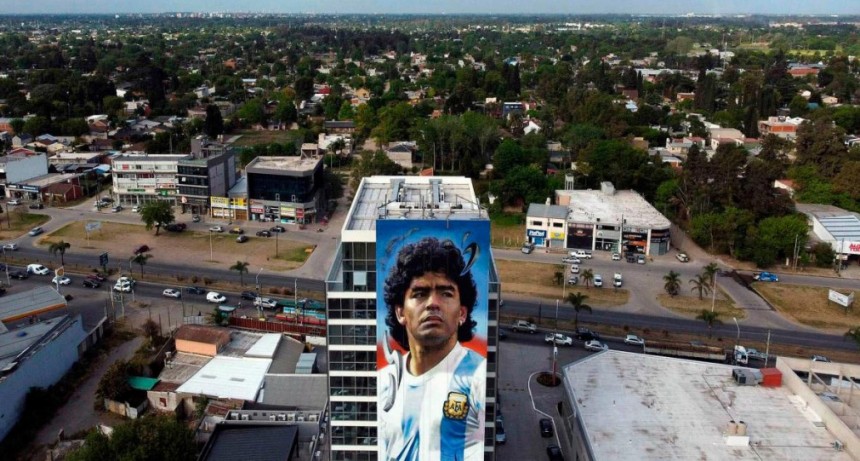 El mural gigante de Maradona que recibe a quienes llegan en avi&oacute;n a Ezeiza