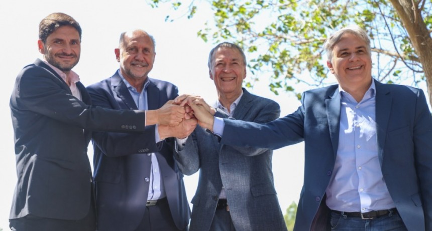Perotti y Schiaretti rubricaron el contrato para dar inicio a la obra del Acueducto Interprovincial Santa Fe - C&oacute;rdoba