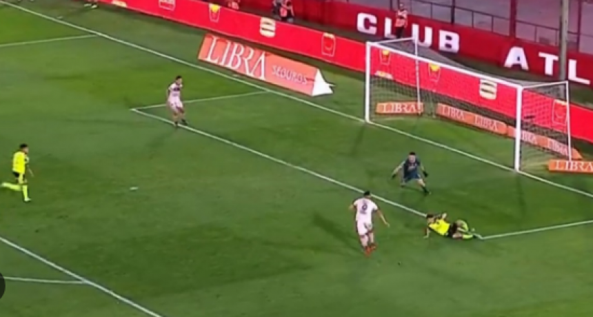 &iexcl;Ay Wanchope! 2-0 Barracas Central se lo dio vuelta a Col&oacute;n y lo complic&oacute; en la permanencia
