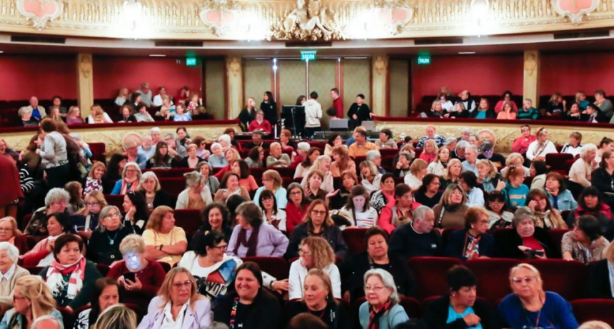 Octubre Mayor: comenzaron las actividades con una fiesta en el Teatro Municipal