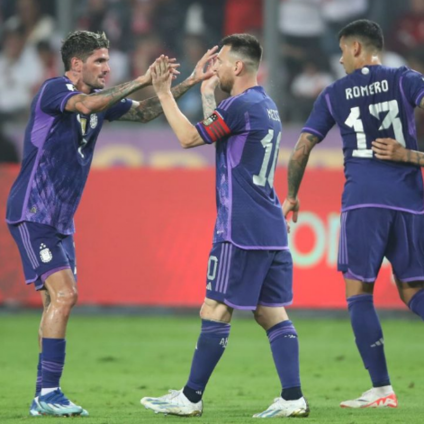 La Selección Argentina venció a Perú con un doblete de Lionel Messi