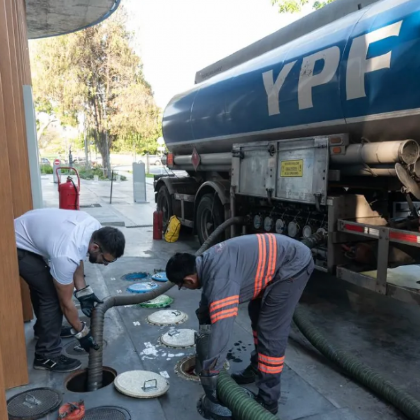 Combustibles: c&oacute;mo es el plan de las petroleras para normalizar el suministro