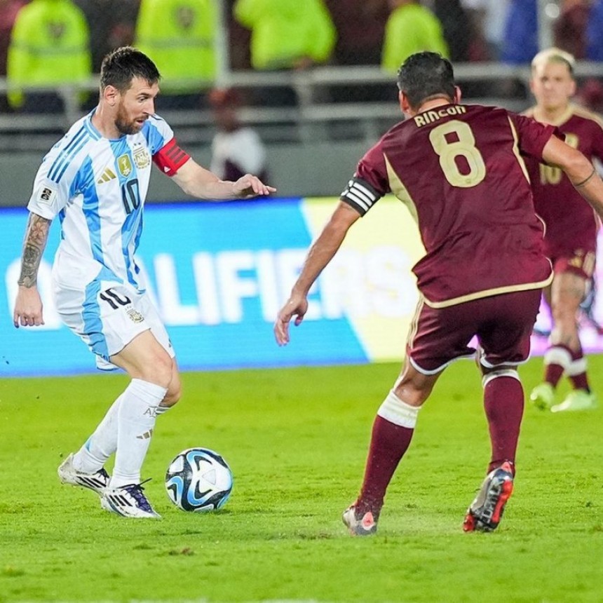 Lionel Messi: "La cancha nos oblig&oacute; a hacer algo que no hab&iacute;amos preparado"