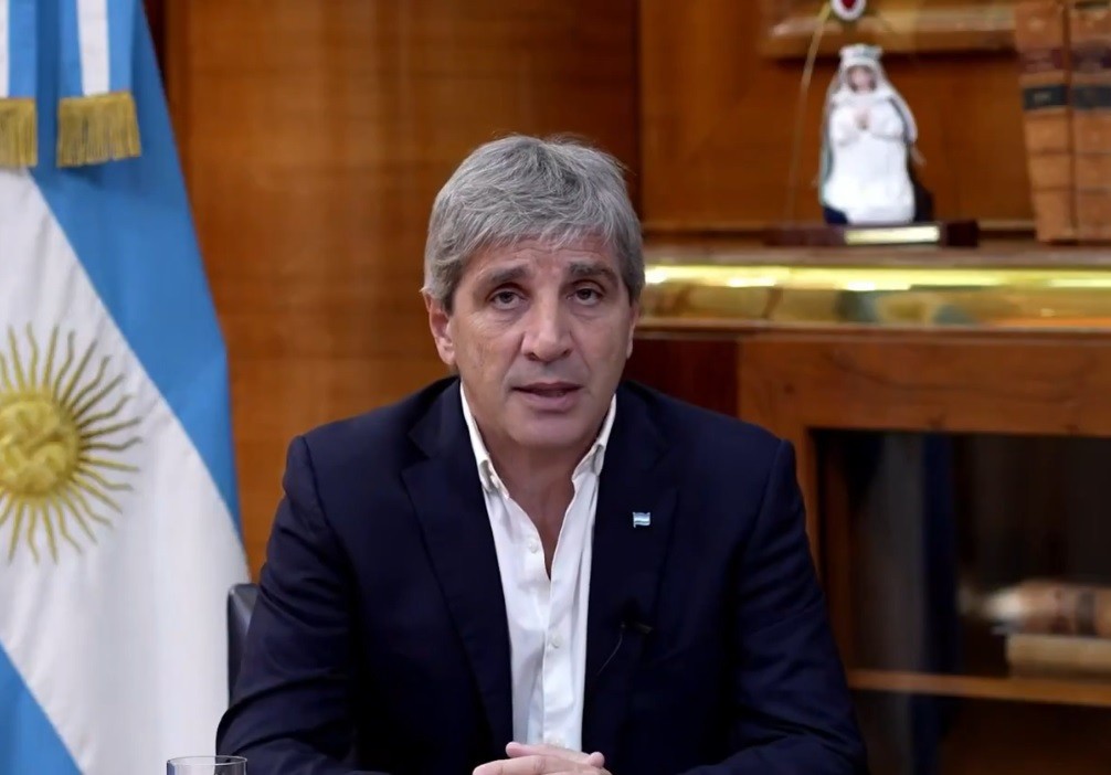 Luis Caputo anunció una reforma laboral y tributaria y empresarial una devaluación