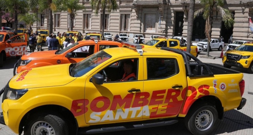 Entregaron camionetas y equipamiento para combatir incendios