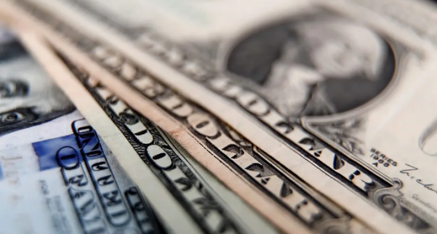 Efecto del triunfo libertario en el d&oacute;lar: tras amagar con un desplome, el minorista moder&oacute; ca&iacute;da y cerr&oacute; a $1.460