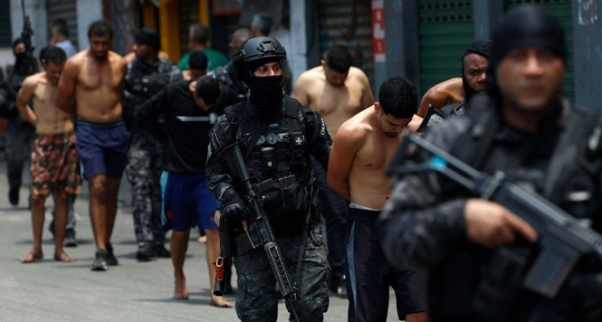 Más de 60 muertos en Río de Janeiro por un operativo policial que provocó escenas de guerra en dos favelas