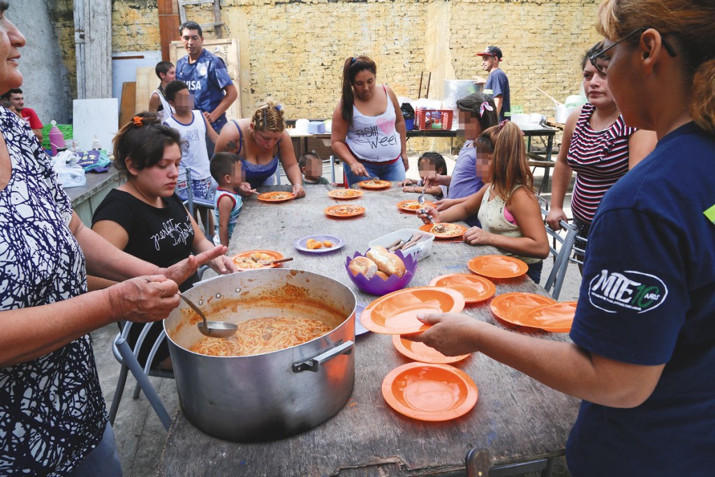 Crisis en Santa Fe: crece la demanda en comedores y ya golpean familias enteras pidiendo comida