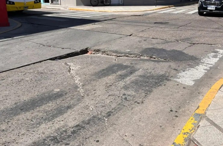 Reparar&aacute;n un bache en 9 de Julio y Salta y habr&aacute; cortes de tr&aacute;nsito en Santa Fe