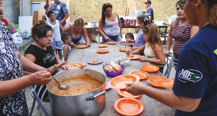 Crisis en Santa Fe: crece la demanda en comedores y ya golpean familias enteras pidiendo comida