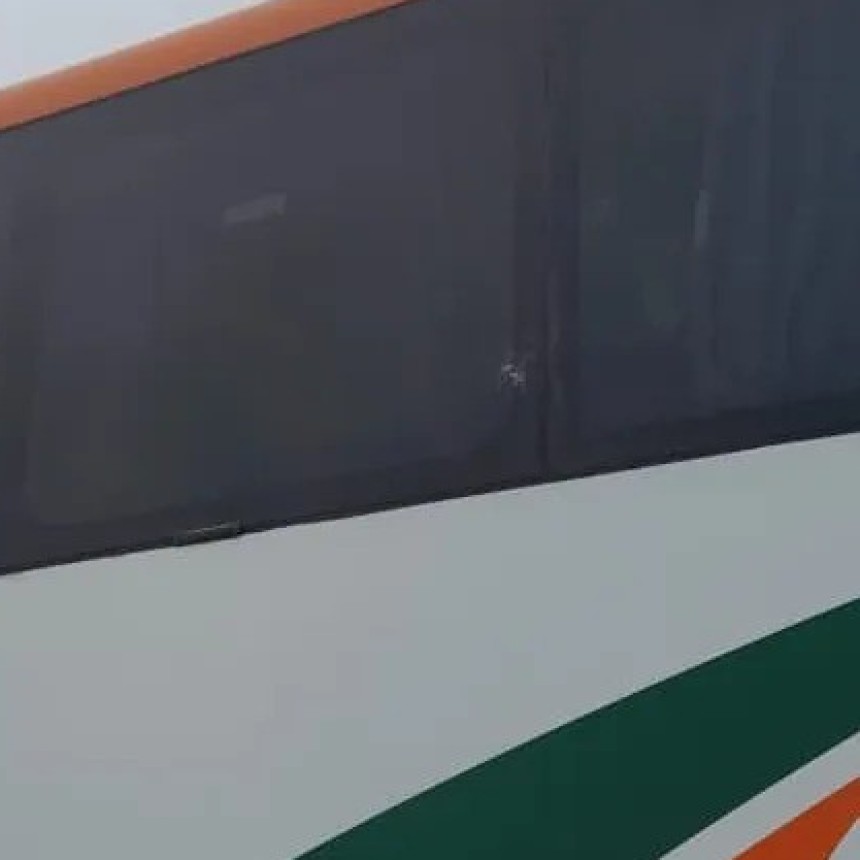Ataque a piedrazos a un Tata R&aacute;pido en la Autopista Rosario-Santa Fe