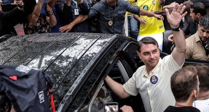 Bolsonaro escap&oacute; de Brasil a trav&eacute;s de la Argentina con destino final en Estados Unidos: &iquest;lo ayud&oacute; Santiago Caputo?