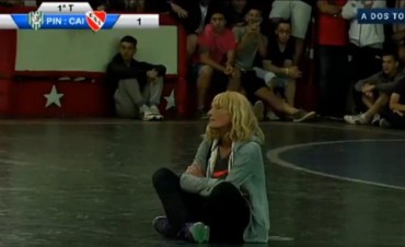 La ins&oacute;lita protesta de una mujer en un encuentro de futsal