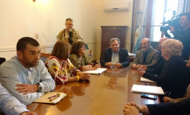 Los docentes tendr&aacute;n su bono pero quieren reabrir la paritaria