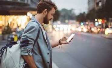 Hawai multará a quienes crucen la calle viendo el celular