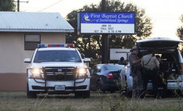 Al menos 26 muertos por tiroteo en una iglesia de Texas