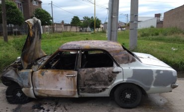 Otro auto quemado en la ciudad
