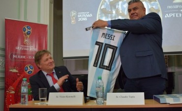 Claudio Tapia recibi&oacute; el primer Fan ID para el Mundial