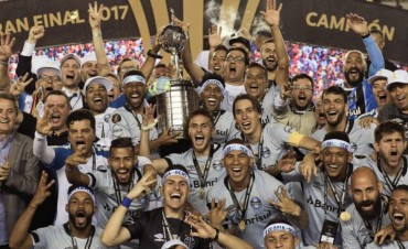 Gremio derrot&oacute; a Lan&uacute;s y se consagr&oacute; campe&oacute;n de la Copa Libertadores