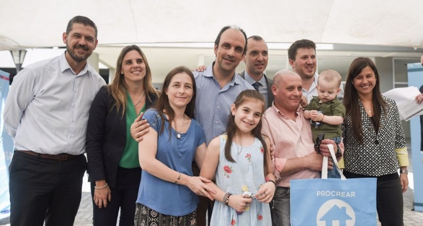 Corral entregó llaves y escrituras a beneficiarios del plan Procrear