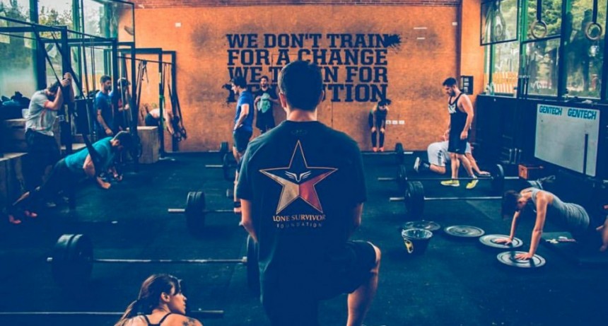 Se desplom&oacute; en un gimnasio mientras hac&iacute;a Crossfit y muri&oacute;