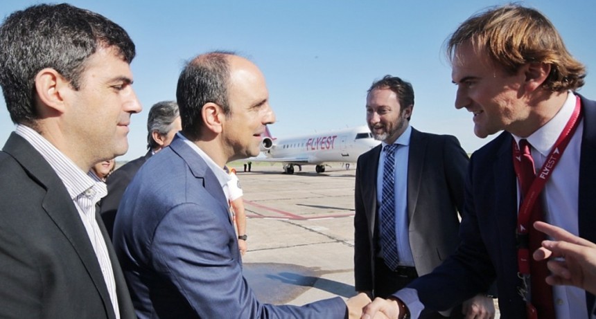 Corral particip&oacute; del vuelo inaugural de Flyest, en Sauce Viejo