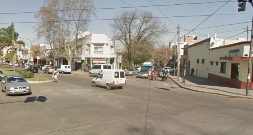 Hac&iacute;a piruetas con su moto y se mat&oacute; al chocar contra un auto estacionado