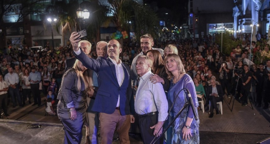 Comerciantes, vecinos y funcionarios participaron de la inauguraci&oacute;n de las obras en la Peatonal