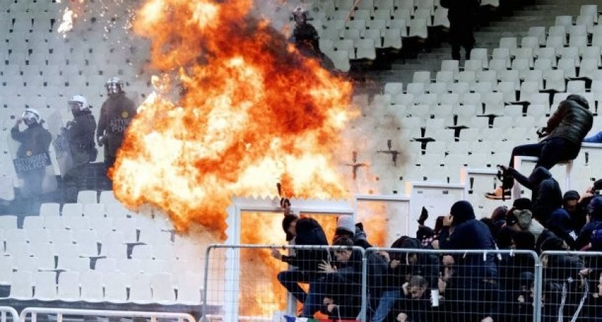 Tiraron una molotov en un partido de la Champions League y se jug&oacute; igual