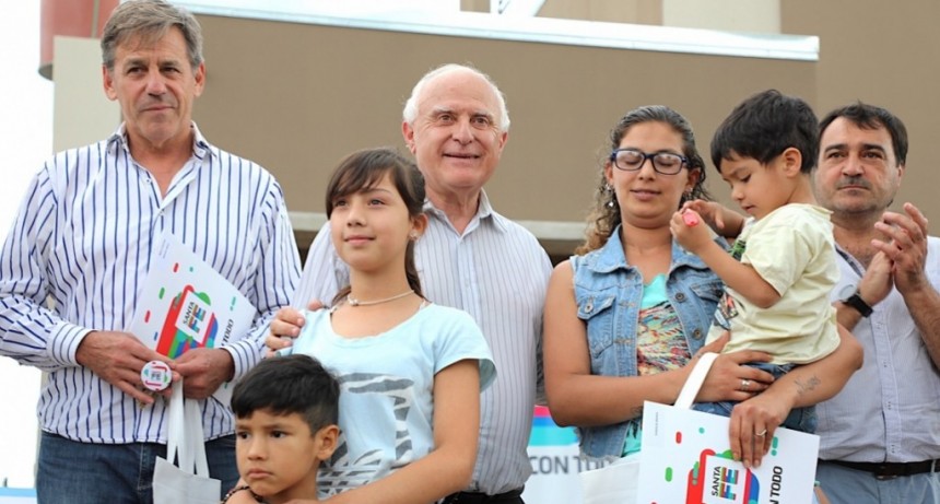 Lifschitz entreg&oacute; viviendas en barrio Acer&iacute;a
