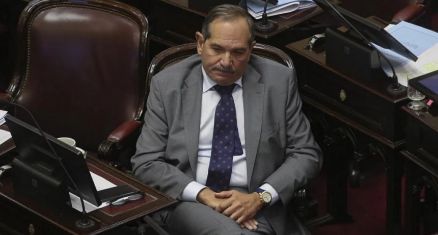 Tras la denuncia de violaci&oacute;n de su sobrina, Alperovich pidi&oacute; licencia en el Senado