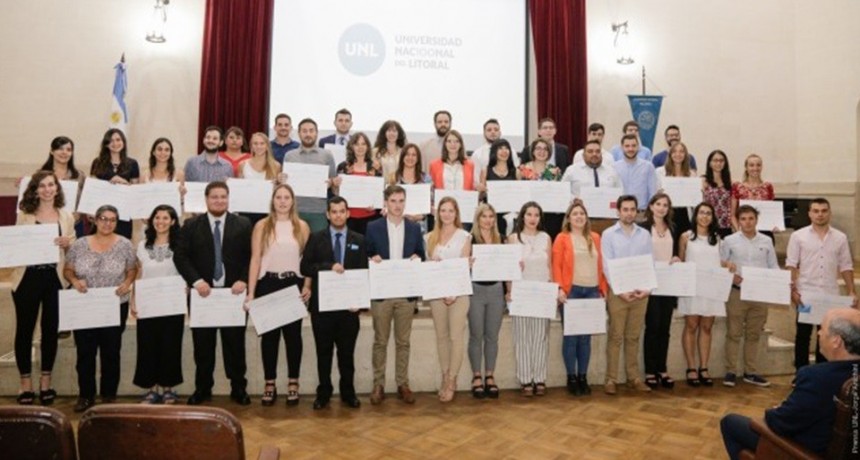 La UNL distingui&oacute; a los egresados 2018 con mejor promedio