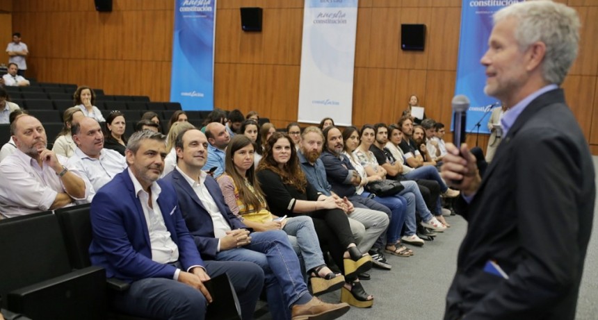 Jos&eacute; Corral present&oacute; el libro que re&uacute;ne las obras del Gobierno de la Ciudad