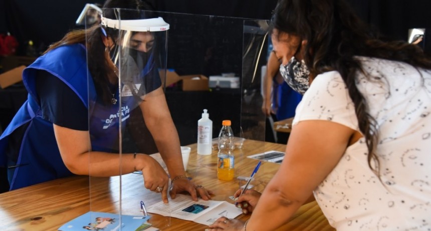 Comenz&oacute; la entrega de nuevas tarjetas Alimentar