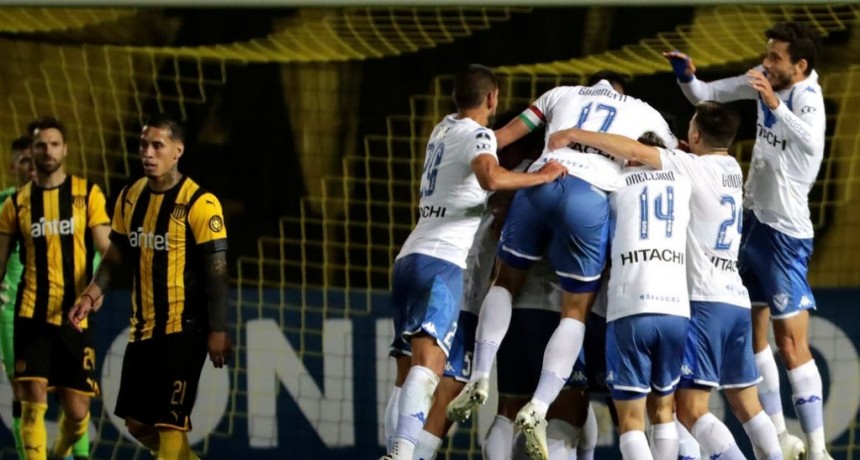 V&eacute;lez empat&oacute; con Pe&ntilde;arol en Uruguay y pas&oacute; a octavos