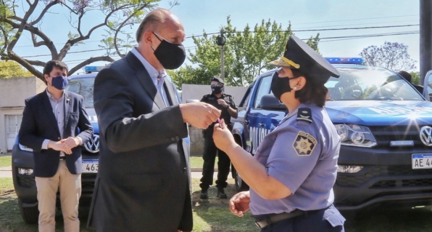 Perotti entreg&oacute; m&oacute;viles para la polic&iacute;a y fondos para obras menores y atenci&oacute;n Covid