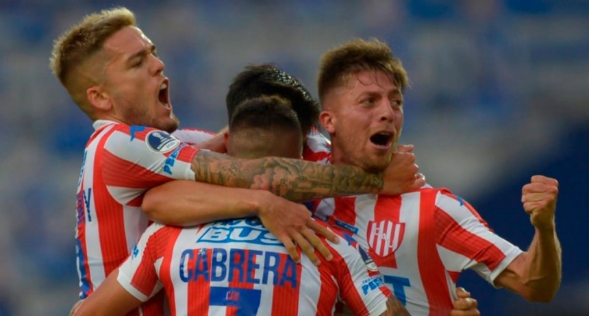 Uni&oacute;n derrot&oacute; a Emelec y se clasific&oacute; a los octavos de la Copa Sudamericana