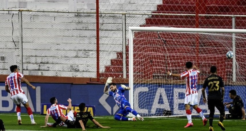 Con Moyano como figura, Uni&oacute;n derrot&oacute; a Racing