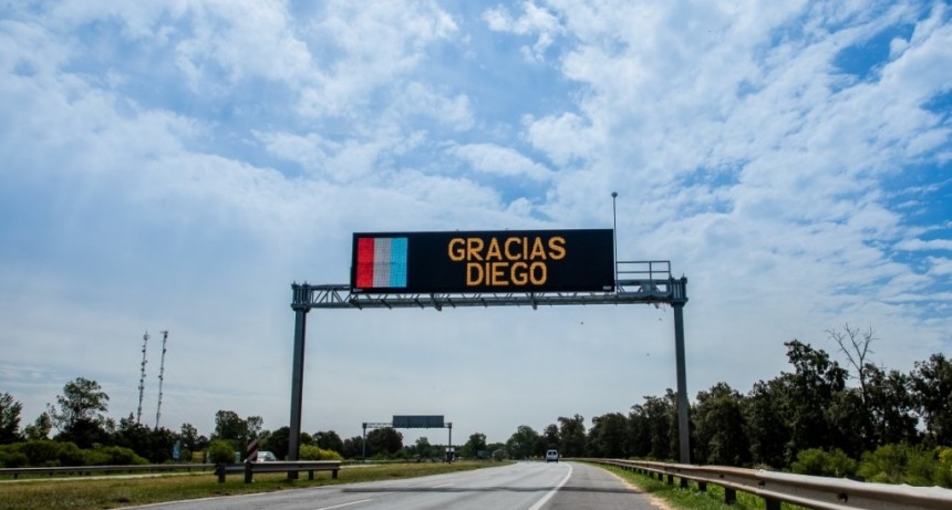 Homenaje a Diego Maradona en la autopista Santa Fe - Rosario