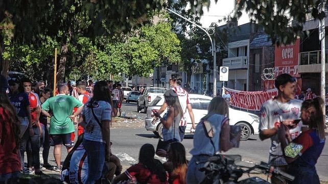 Incidentes en Bulevar, balazos de goma de la policía y un hincha de Unión detenido