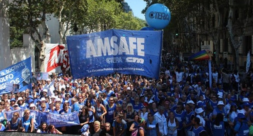 Los docentes p&uacute;blicos deciden si aceptan la oferta del Gobierno