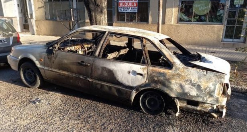 Locura: seis autos incendiados en la ciudad de Santa Fe