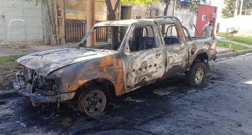 Otra vez los quemacoches: esta vez fue una camioneta en Guadalupe
